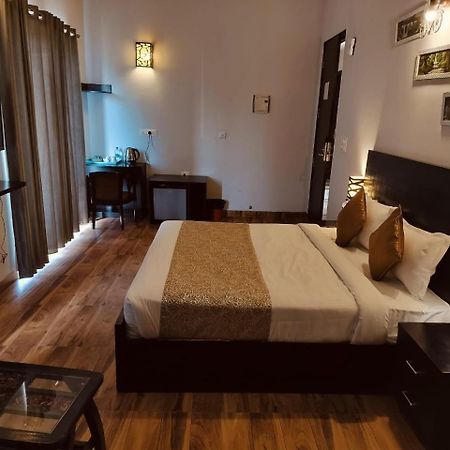 Pearl Suites At Omex Entrenity Вриндавана Экстерьер фото