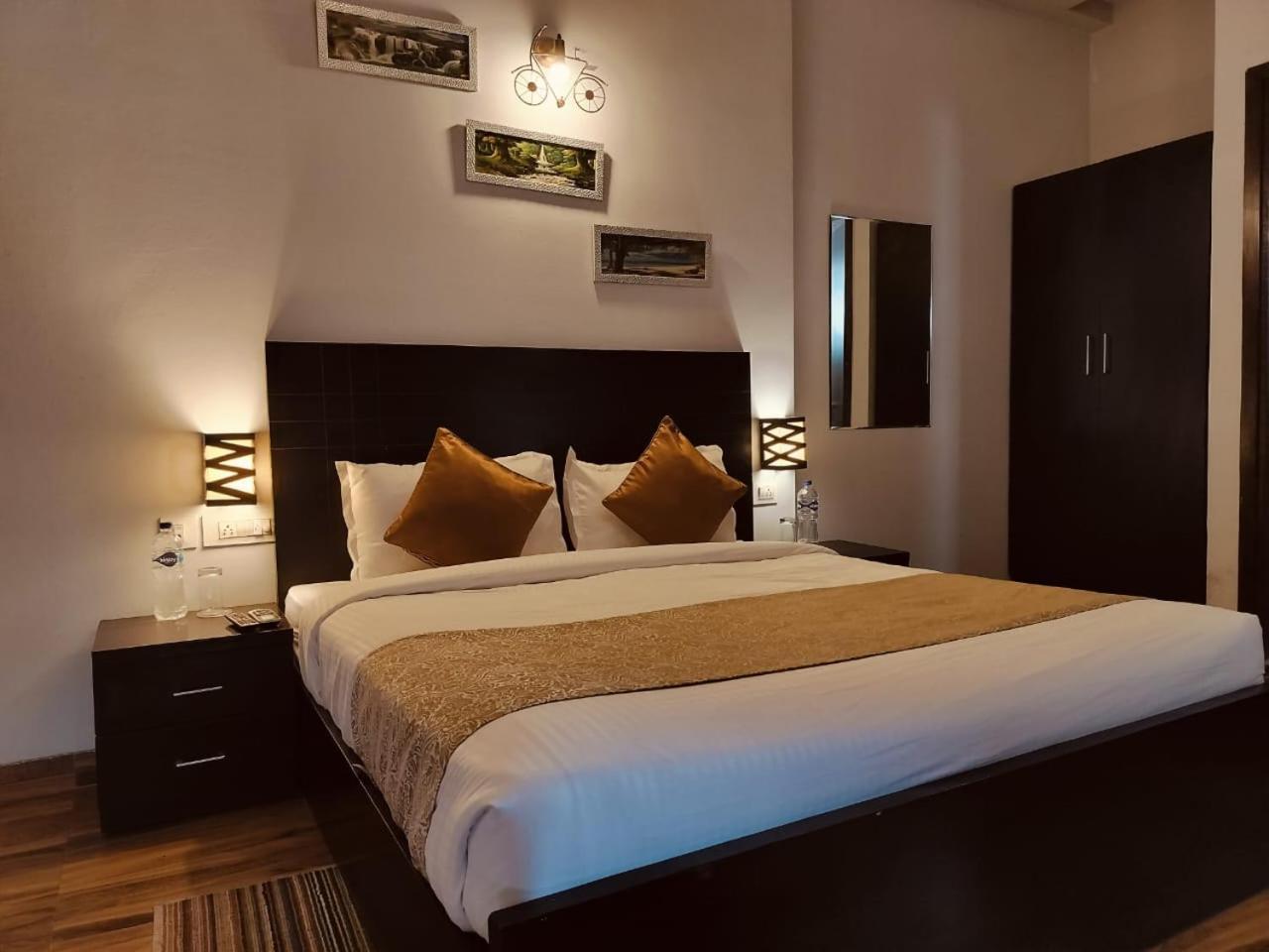 Pearl Suites At Omex Entrenity Вриндавана Экстерьер фото
