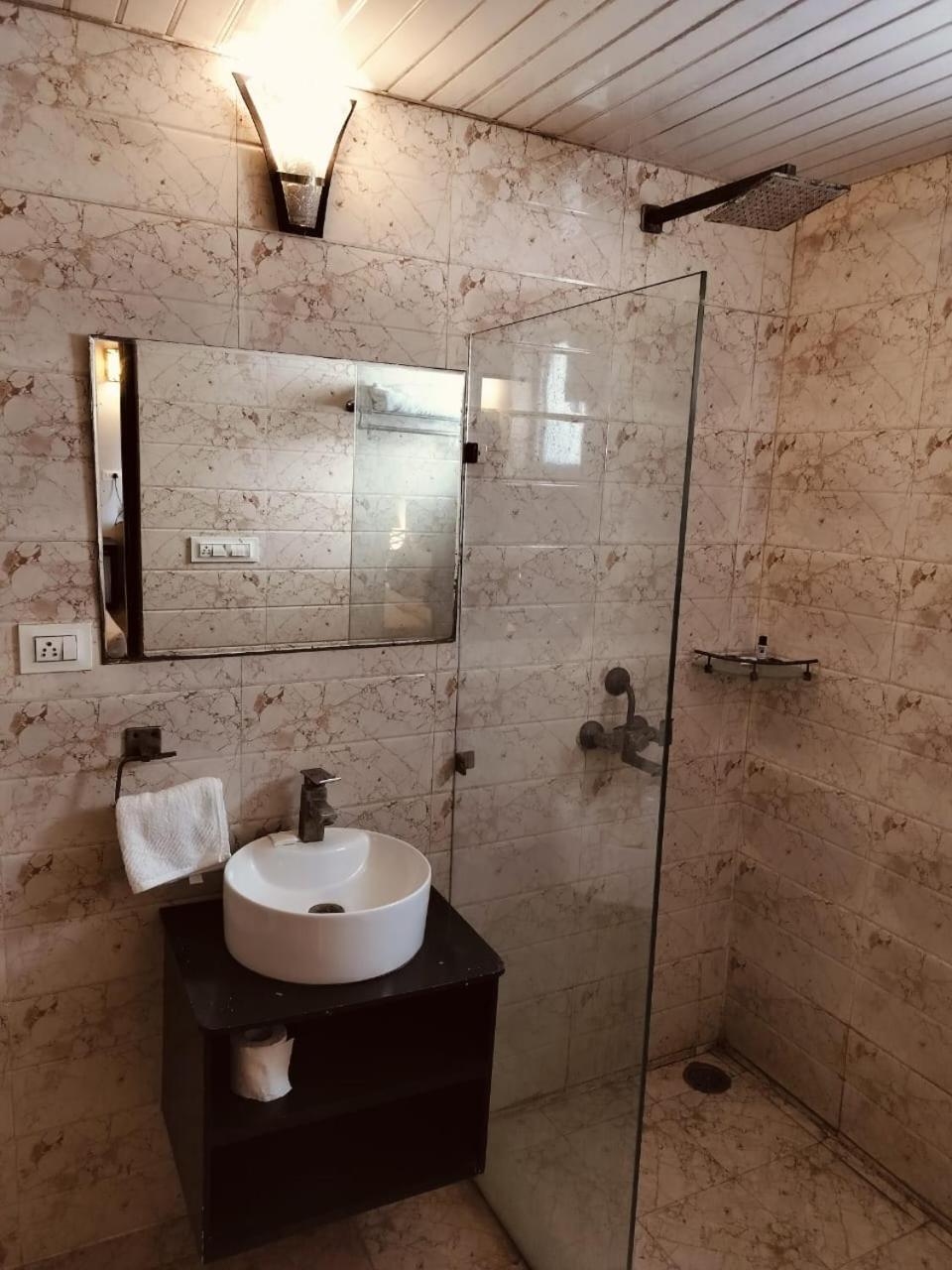 Pearl Suites At Omex Entrenity Вриндавана Экстерьер фото