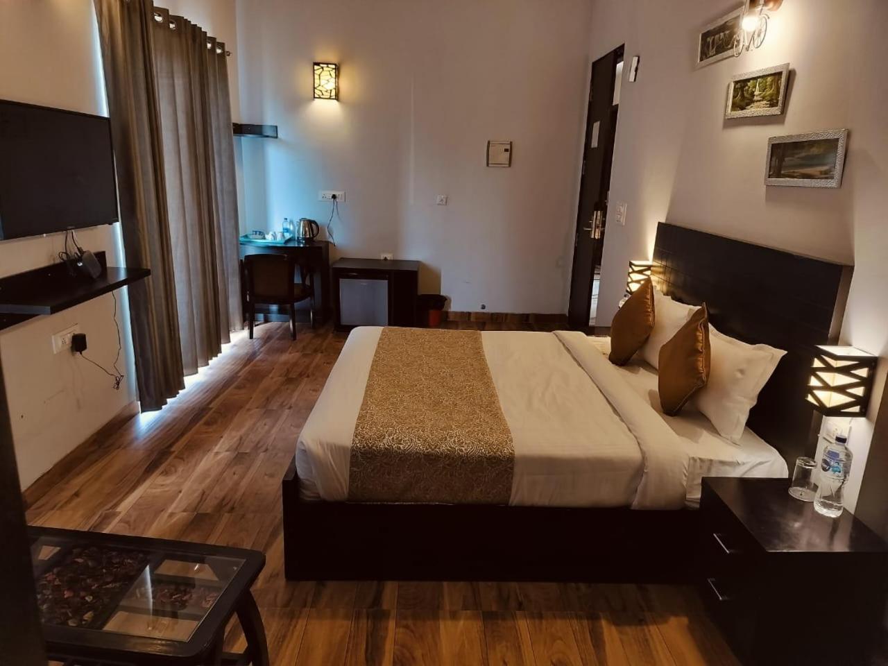 Pearl Suites At Omex Entrenity Вриндавана Экстерьер фото
