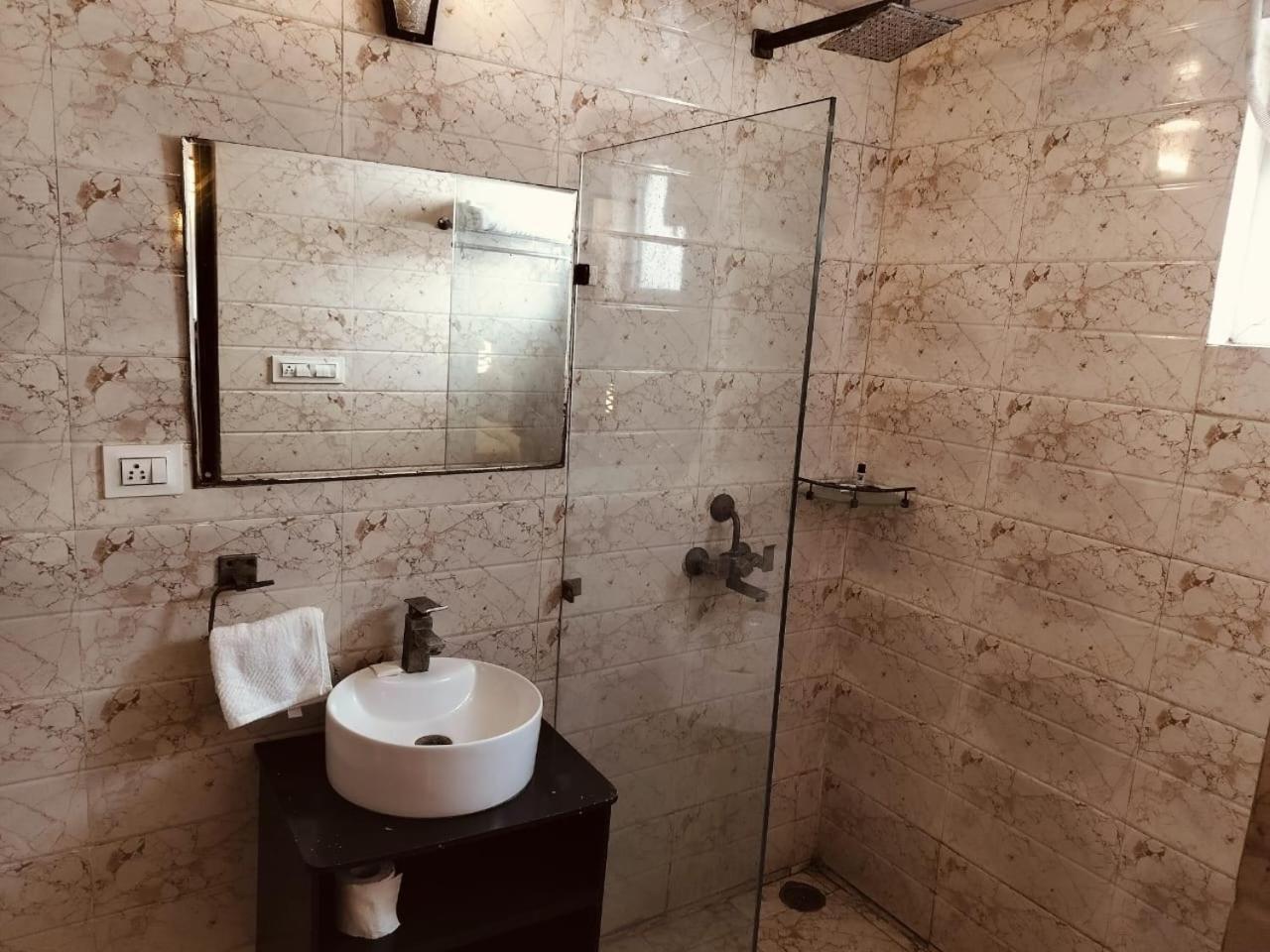 Pearl Suites At Omex Entrenity Вриндавана Экстерьер фото