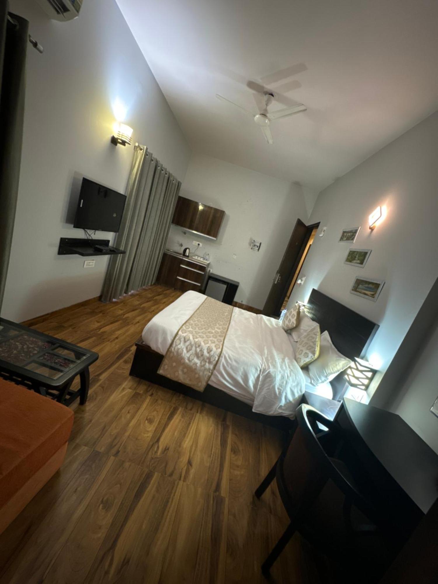 Pearl Suites At Omex Entrenity Вриндавана Экстерьер фото