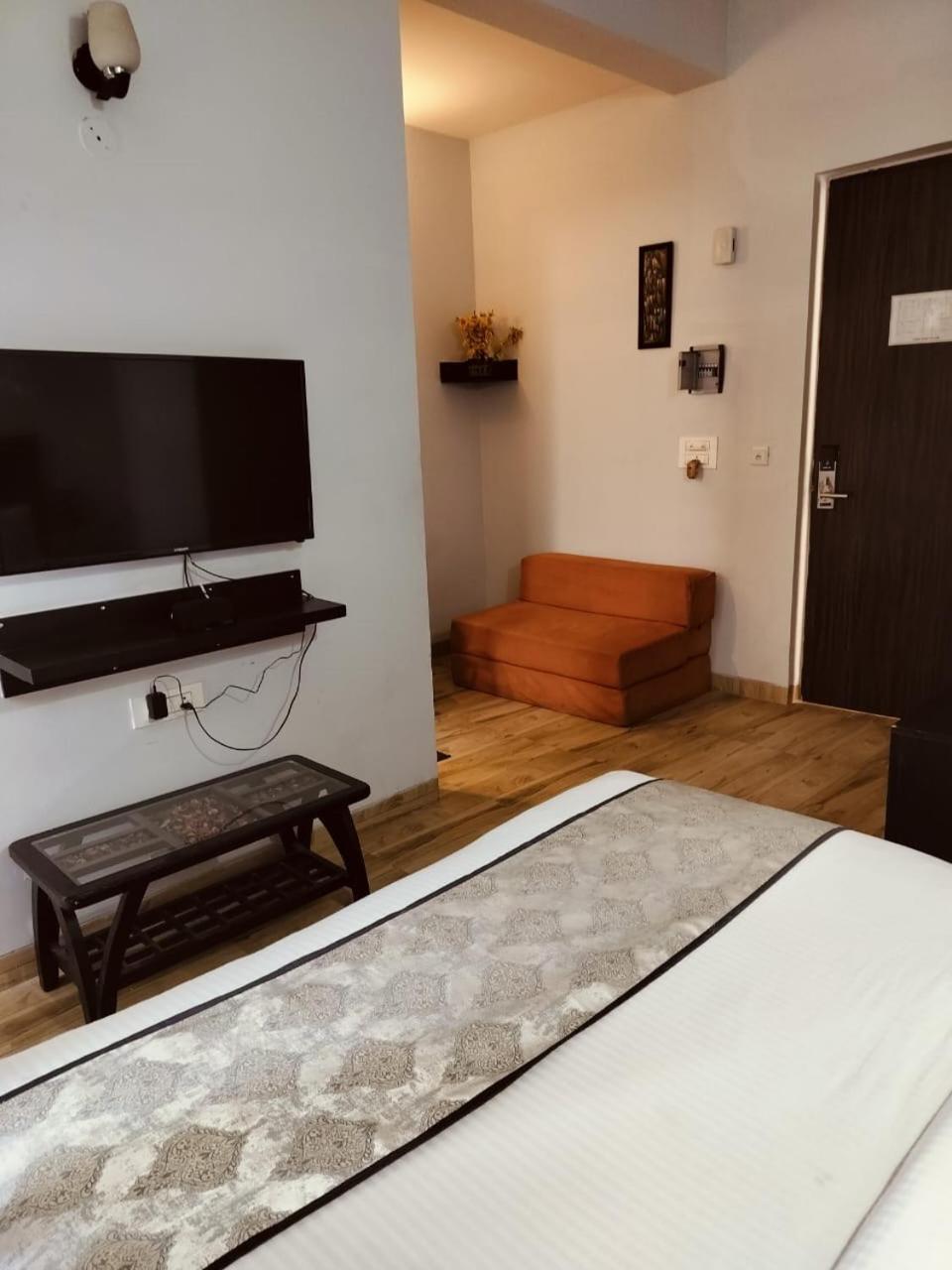 Pearl Suites At Omex Entrenity Вриндавана Экстерьер фото
